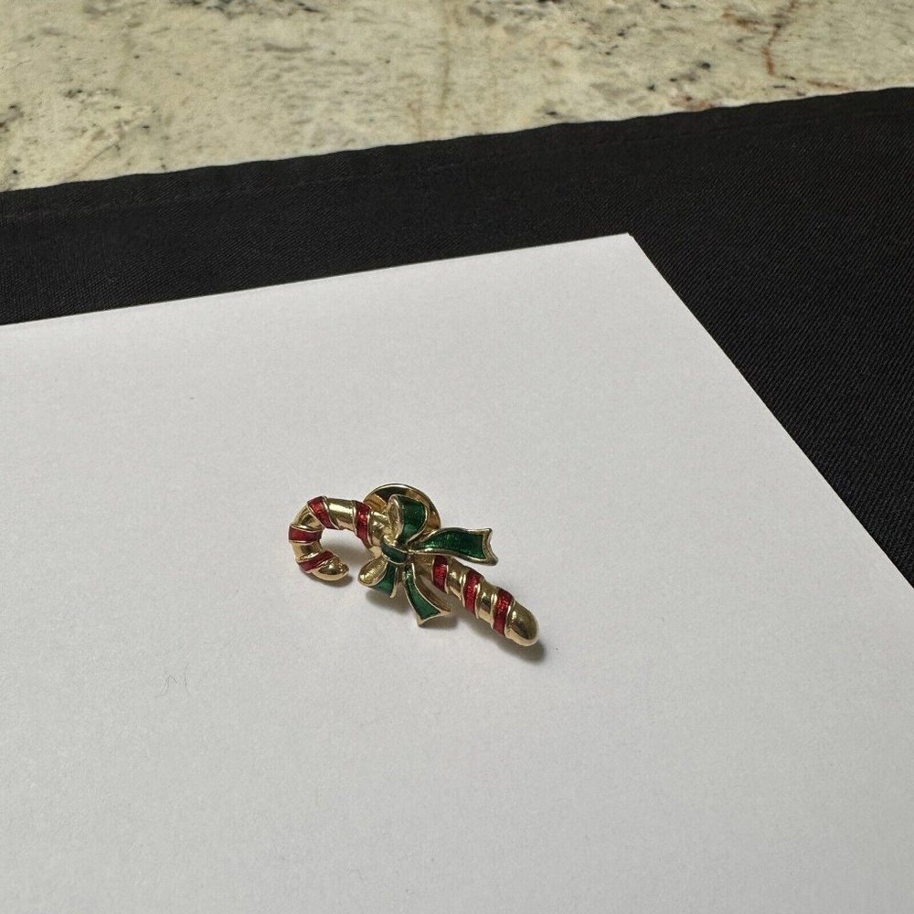 Signed Avon Gold Tone / Enamel Christmas Candy Cane Lapel Tack Pin NWOT